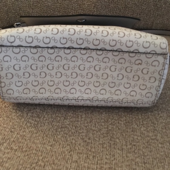 2x Host Pick”Authentic “GUESS” purse - Picture 5 of 8
